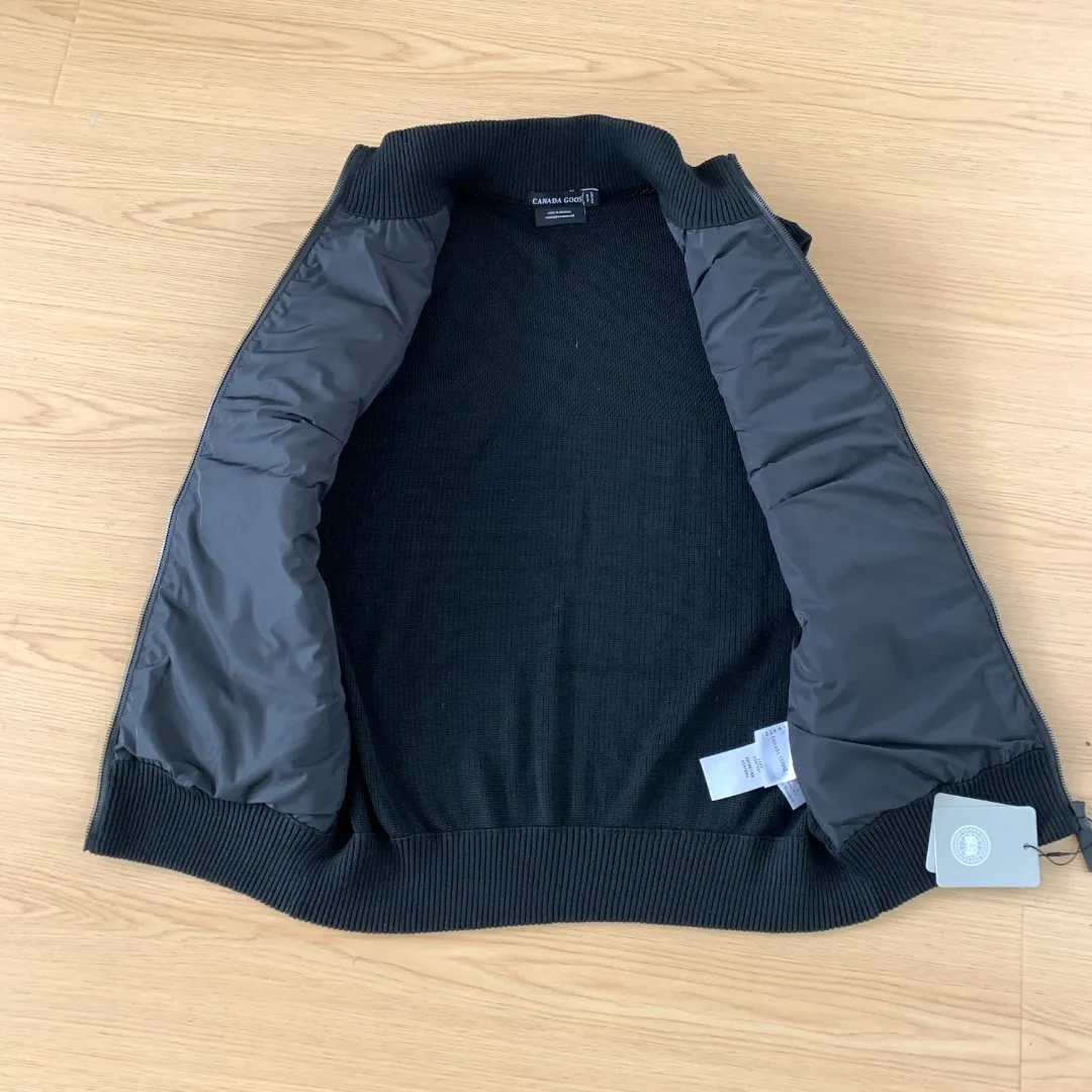 Style number: Y 🇨🇦Canada Goose "Canada Goose" 🇨🇦E 6829 y Bridge® men's knitted vest. The Hy Bridge® Knit Vest is the new arrival in our Hy Bridge® Knit Series, lightweight and warm. It can be worn as a jacket over a T-shirt or as an inner layer under another jacket for extra warmth without being bulky. Through Thermal Mapping® technology, down-filled thermal insulation panels are added to areas that need thermal insulation, and Breathable weaving technology is used to enhance breathability in areas that are prone to stuffiness. Color: Black red label Gray red label Dark Blue color red label Black black label Gray black label Size: XS S M L XL XXL